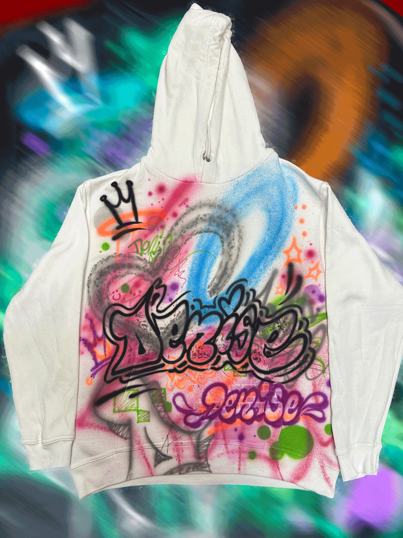 weißer airbrush graffiti hoodie mit graffiti schriftzug "denise", herzmotiven, krone und bunten farbeffekten - handgerfertigt in münster