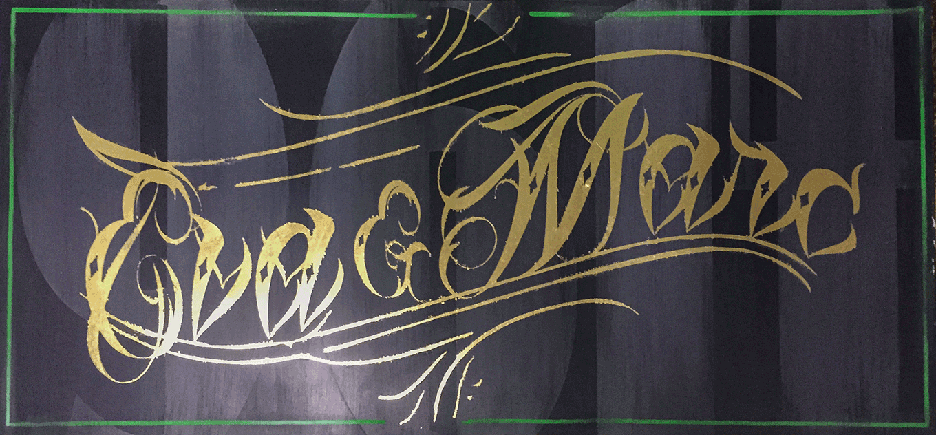 Handgemalter Schriftzug „Eva & Marc“ in Gold auf schwarzem Dibond – veredelte Wandkunst mit Schlagmetall und Schablonentechnik, personalisiertes Kunstwerk für besondere Anlässe. hochzeit, geburtstag