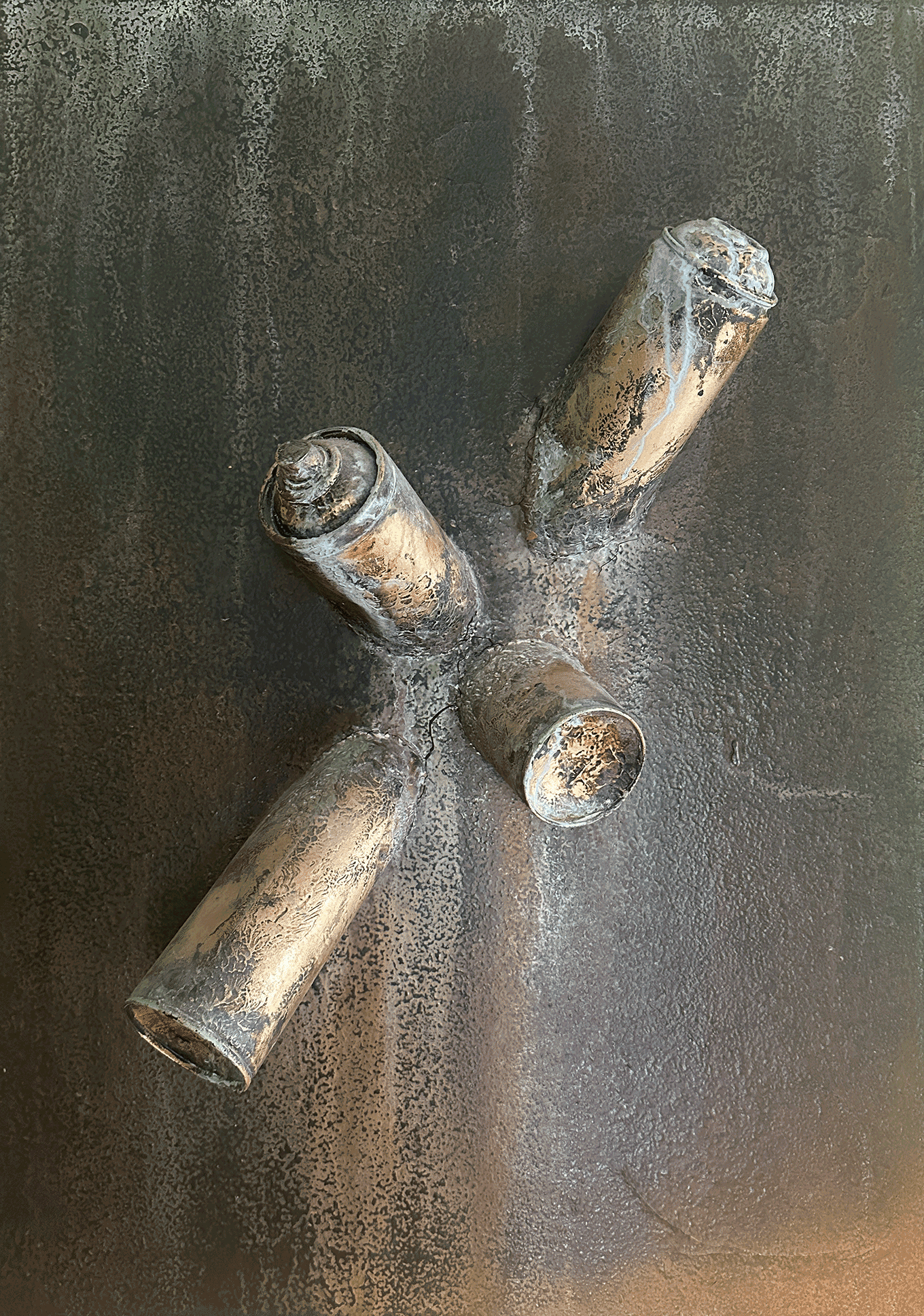 Kunstobjekt mit rostigen Spraydosen auf strukturiertem Hintergrund – urbane Wandgestaltung in 3D-Optik, inspiriert vom Gringotts Coaster in Florida, Mixed-Media auf Leinwand.