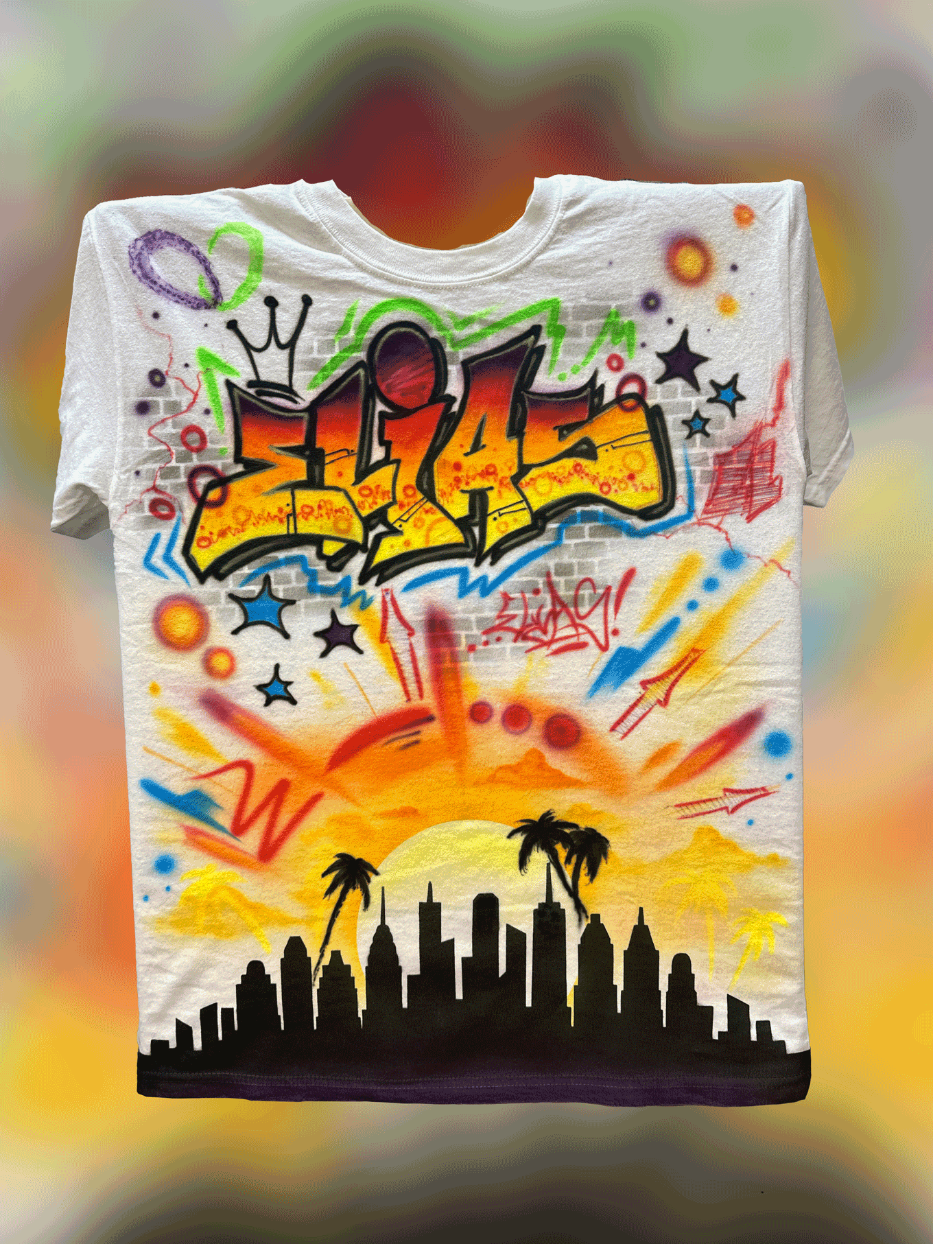 Airbrush tshirt mit graffiti schriftzug "elias", skyline, sonnenaufgang und palmen - handgemaltes textildesign